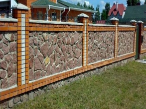 Кирпичный забор с камнем 12 метров фото в Балашихе