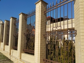 Кирпичный забор с ковкой  10 метров фото в Балашихе